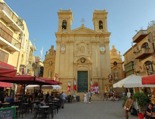 Esplorando le chiese di malta: orologi diversi e leggende intriganti