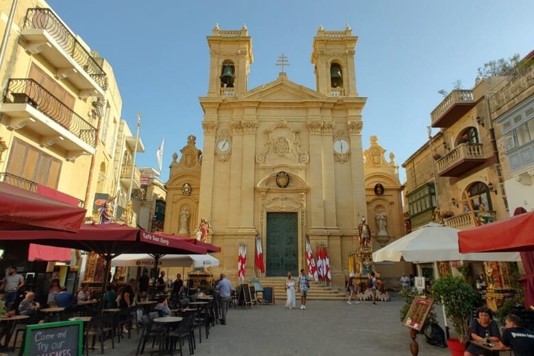 Esplorando le chiese di malta: orologi diversi e leggende intriganti